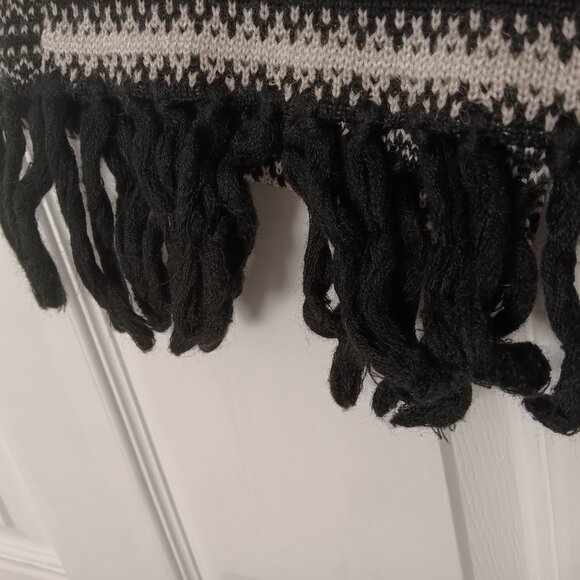 Vans Black & White Skull and Crossbones Reindeer Christmas Knit Scarf - Picture 6 of 7